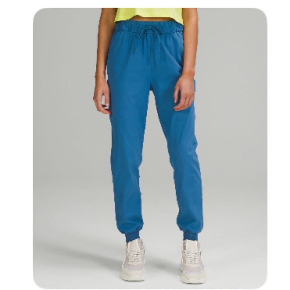 Lululemon stretch high rise jogger in Soft Denim color